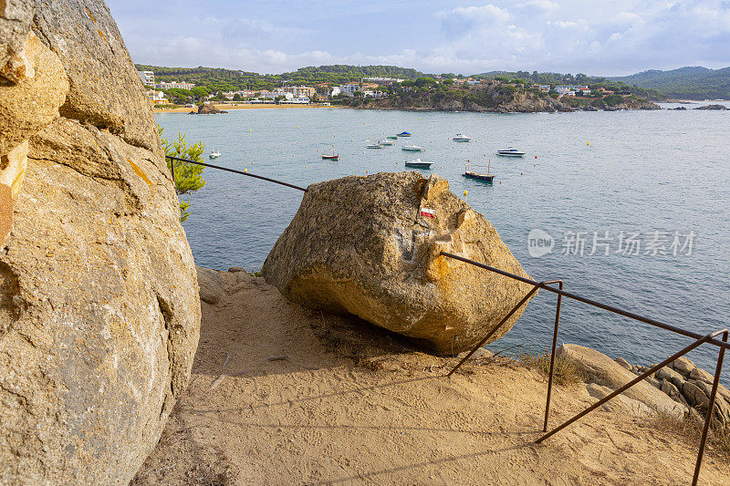 Cala Fosca, Camí de Ronda, Palamós -带岩脉的火成岩